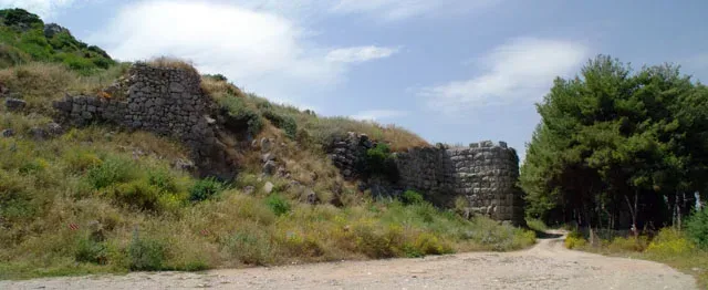 Άποψη του Μεγάλου Πύργου στην Αρχαία Ασίνη