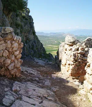 Άποψη της Δυτικής Πύλης - Μυκηναϊκή Ακρόπολη της Μιδέας