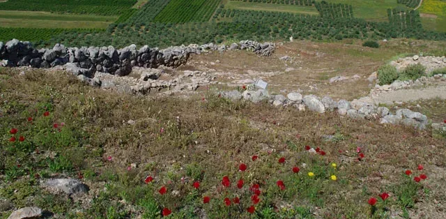 Άποψη Οικοδομικού Συγκροτήματος Δυτικής Πύλης - Μυκηναϊκή Ακρόπολη της Μιδέας