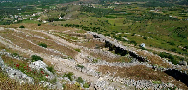 Άποψη Οικοδομικού Συγκροτήματος Δυτικής Πύλης - Μυκηναϊκή Ακρόπολη της Μιδέας