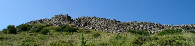 Άποψη του Βορειοανατολικού τμήματος του τείχους - Μυκηναϊκή Ακρόπολη της Μιδέας